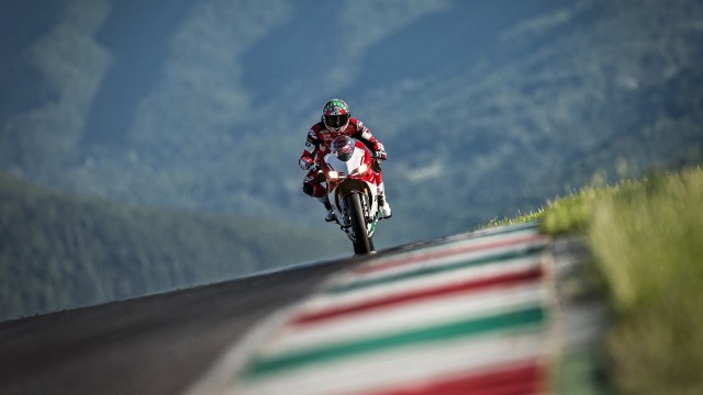 创纪录足球队保持赛季不败，足球联赛不败纪录